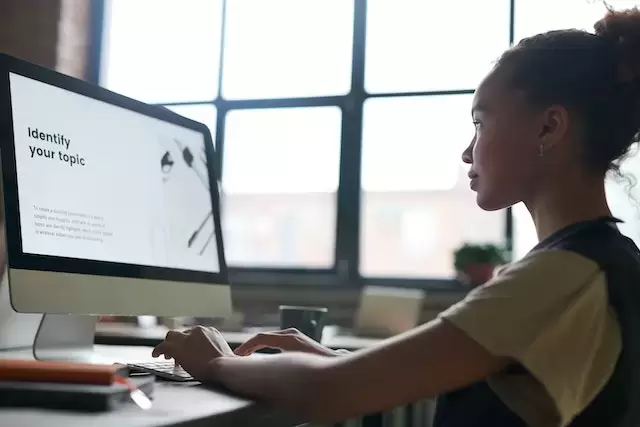 Rekordowa liczba studentów kierunków informatycznych - czy dyplom zapewni im zatrudnienie na rynku IT? 