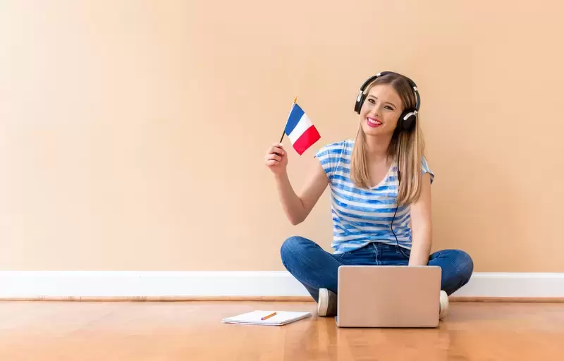 Szkoła językowa Salut-Hola zaprasza na kurs nauki języka francuskiego online 