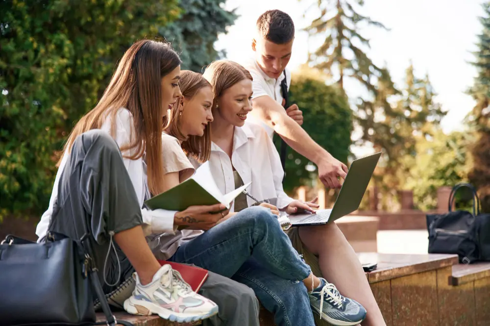 Top 10 najpopularniejszych kierunków studiów w Warszawie 2025/2026  — sprawdź, zanim wybierzesz uczelnię 